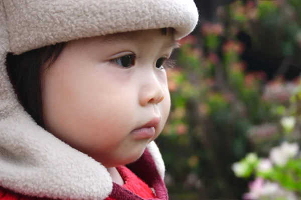 Mignon visage de bébé en plein air . — Photo