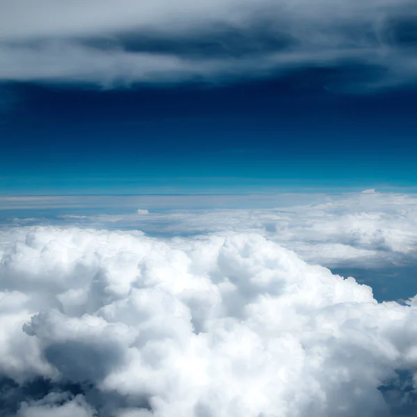 Cielo azul con nubes blancas — Foto de Stock