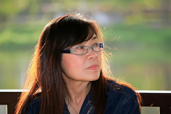 Asyalı kadın rahatlatıcı kıdemli — Stok fotoğraf