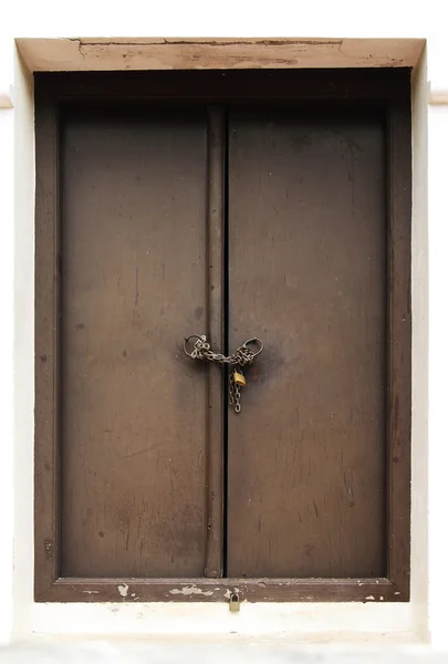 Puerta de madera vieja con cerradura de llave de cadena —  Fotos de Stock