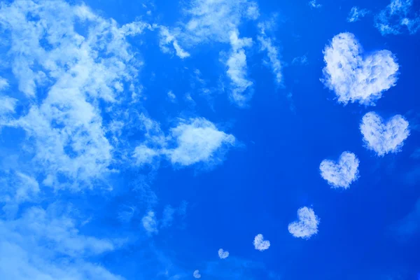 Kalp bulut gökyüzü üzerinde — Stok fotoğraf