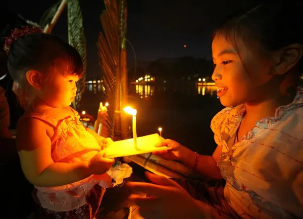 Irmãs em loy kratong festival, chiang mai tailândia — Fotografia de Stock