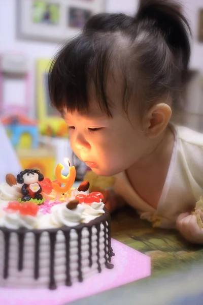 小さな女の子の誕生日おめでとう — ストック写真