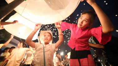 Fener gök yüzen güzel Taylandlı kız