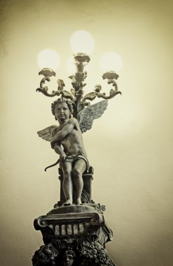 Eski bir bebek melek vintage film tahıl ile heykeli