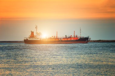 Kargo gemisi renkli günbatımı karşı