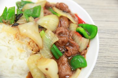 Pilav kızarmış domuz eti ve yeşil biber ile