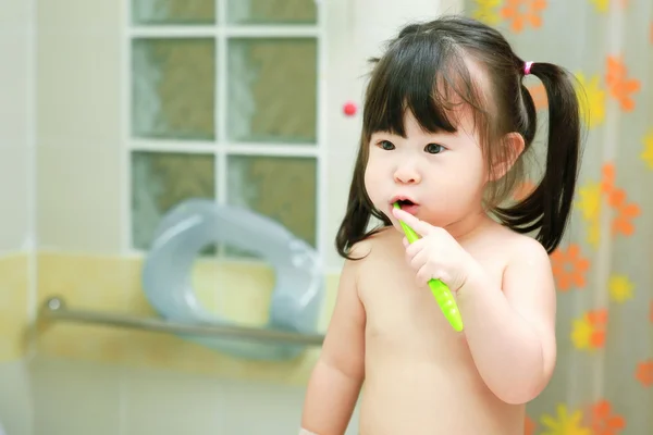 Menina escovando os dentes no banho — Fotografia de Stock