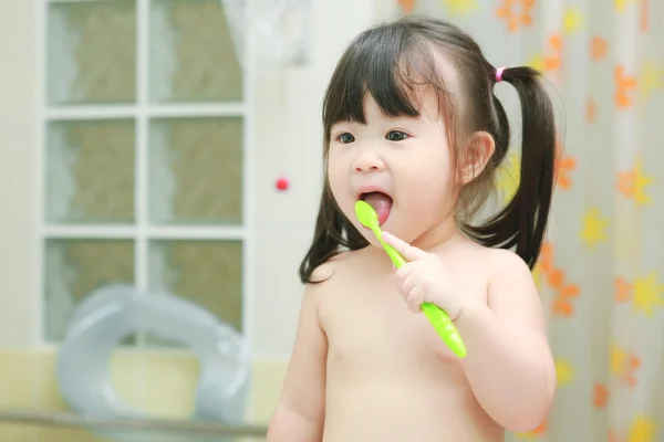 Κοριτσάκι να βουρτσίζετε τα δόντια στο λουτρό — Φωτογραφία Αρχείου
