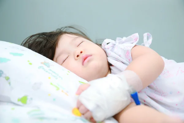 Mała dziewczynka chorego na łóżku chorego — Zdjęcie stockowe