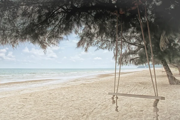 Гойдалки на тропічному пляжі . — стокове фото