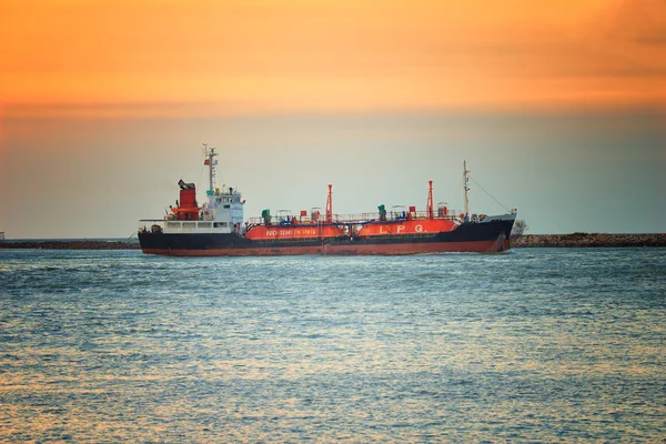 Cargo ship against colorful sunset — Stock Photo, Image
