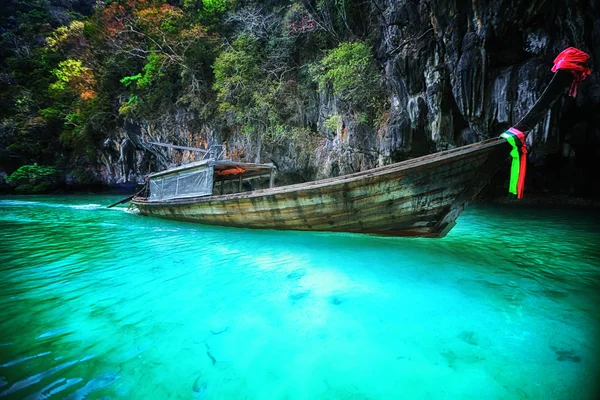 Barco de largo en el ferrocarril en Krabi, Tailandia —  Fotos de Stock