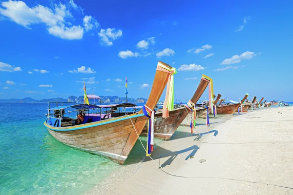 Barco de cola larga en la playa —  Fotos de Stock
