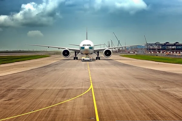 Commercial airplane in runway — Stockfoto