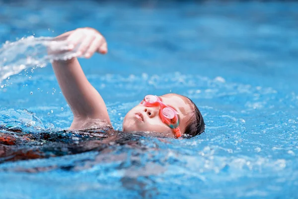 Enfants fille dans piscine — Photo