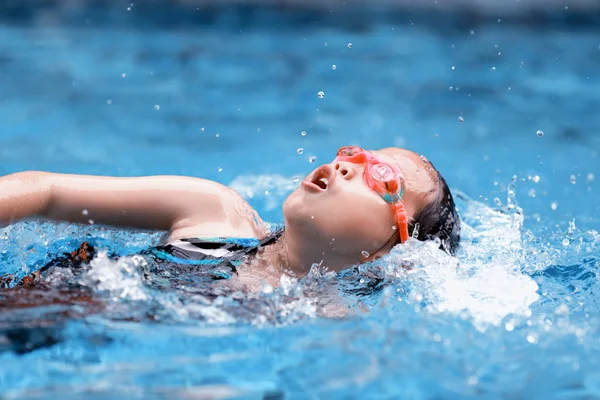 Kinder im Schwimmbad — Stockfoto