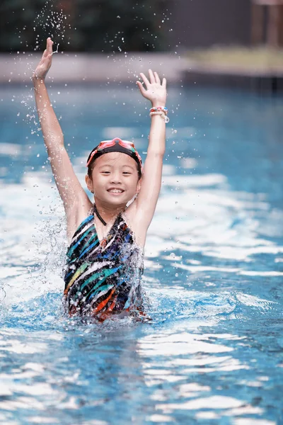 Kinder im Schwimmbad — Stockfoto