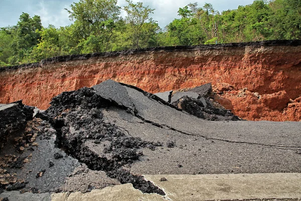 Beneath the asphalt. Layer of soil beneath the asphalt road. — Stock Photo, Image