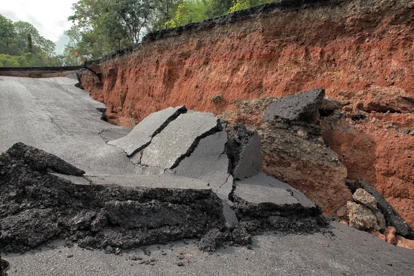 Debaixo do asfalto. Camada de solo sob a estrada de asfalto . — Fotografia de Stock