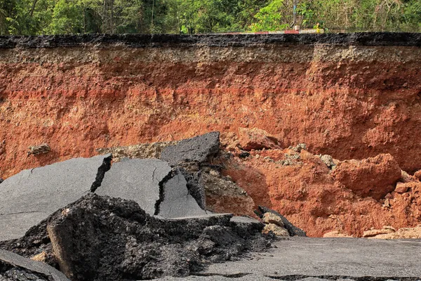 Sotto l'asfalto. Strato di terreno sotto la strada asfaltata . — Foto Stock