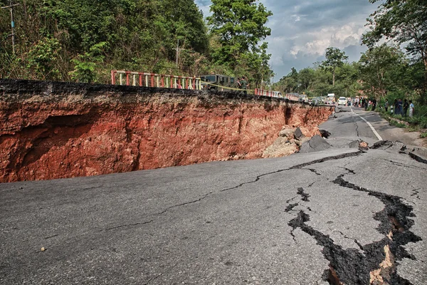 Debaixo do asfalto. Camada de solo sob a estrada de asfalto . — Fotografia de Stock