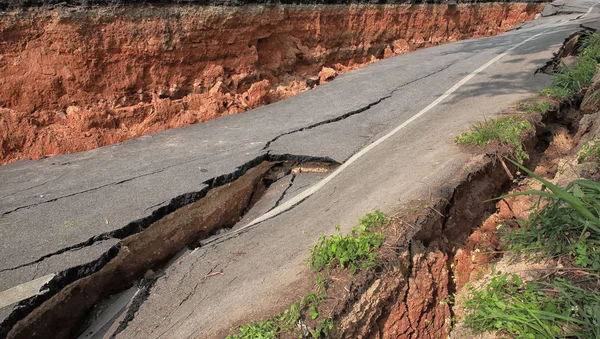 Debajo del asfalto. Capa de tierra debajo del camino de asfalto . —  Fotos de Stock