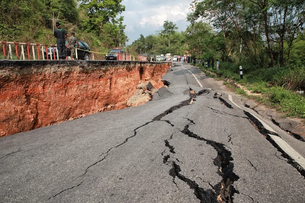 CHIANG RAI, THAILAND-MAIO 5: Asfalto rachado após o terremoto, sol — Fotografia de Stock