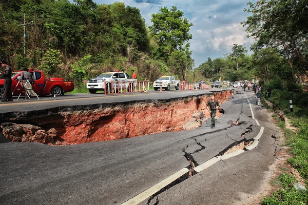 CHIANG RAI, THAILAND-MAIO 5: Asfalto rachado após o terremoto, sol — Fotografia de Stock