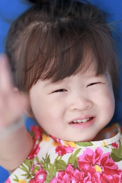 Glad liten asiatisk tjej — Stockfoto