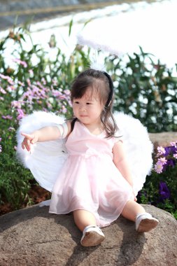 Çiçek alandaki küçük peri