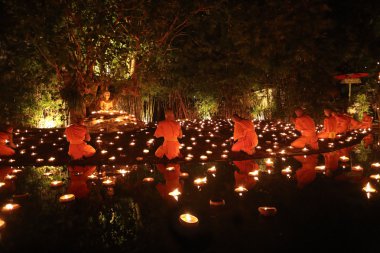 Kimliği belirsiz keşiş Buddha için dua