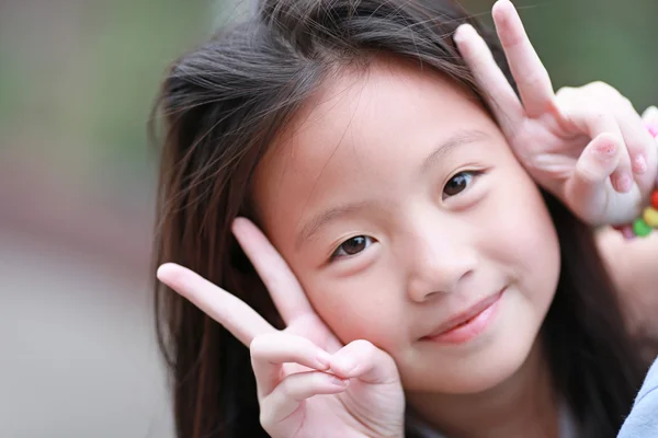 Glad liten asiatisk tjej — Stockfoto