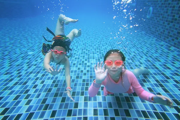 수 중에 수영장에서 작은 아시아 소녀 — 스톡 사진
