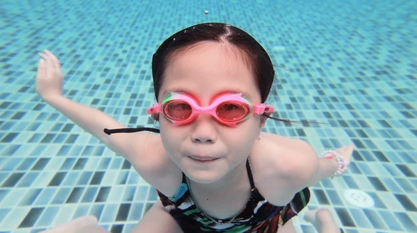 Malá Asijská dívka pod vodou v bazénu — Stock fotografie