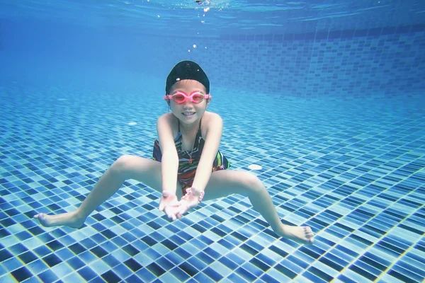 Gadis asia kecil di bawah air di kolam renang — Stok Foto