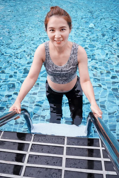 Mujer embarazada joven en la piscina — Foto de Stock