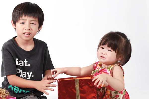 Chica llorando porque su hermano tomó su regalo — Foto de Stock