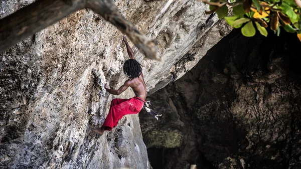 Alpiniste dans railay Krabi, Thaïlande — Photo