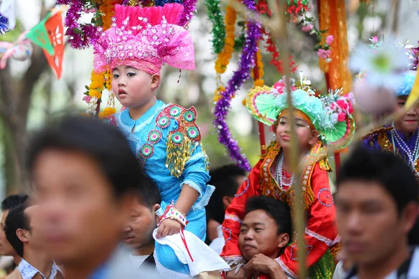 チェンマイ、タイ 3 月 30:Poi 歌ったの長いお祭り、伝統的な — ストック写真