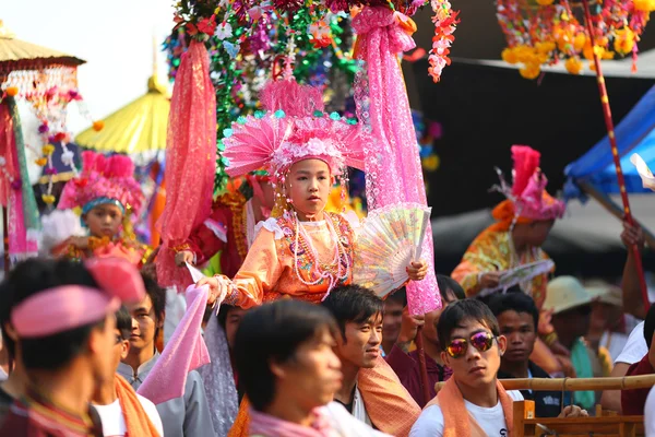 Chiangmai, Tajlandia-marca 30:Poi śpiewali długo festiwalu, tradycyjny — Zdjęcie stockowe