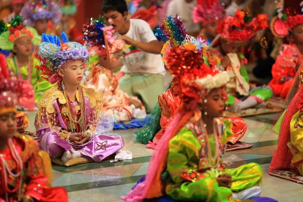 チェンマイ、タイ 3 月 30:Poi 歌ったの長いお祭り、伝統的な — ストック写真