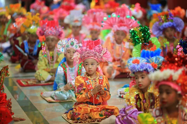 CHIANGMAI, TAILÂNDIA-MARÇO 30: Poi Sang Festival longo, tradicional — Fotografia de Stock