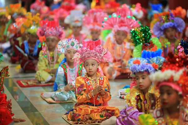 CHIANGMAI, TAILANDIA-MARZO 30: Poi Sang Long festival, Tradicional —  Fotos de Stock