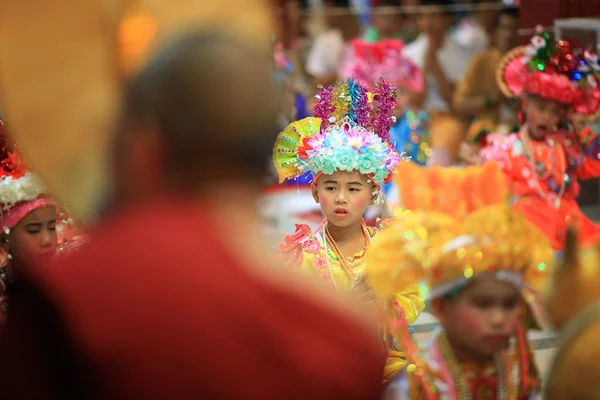 CHIANGMAI, TAILÂNDIA-MARÇO 30: Poi Sang Festival longo, tradicional — Fotografia de Stock