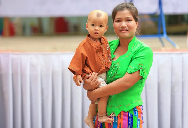 Chiangmai, Thaiföld-március 30:Poi énekelt hosszú Fesztivál, hagyományos — Stock Fotó