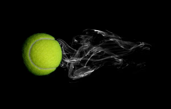 Tenis dumanlı siyah arka plan üzerine — Stok fotoğraf