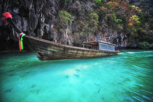 Barco de largo en el ferrocarril en Krabi, Tailandia — Foto de Stock