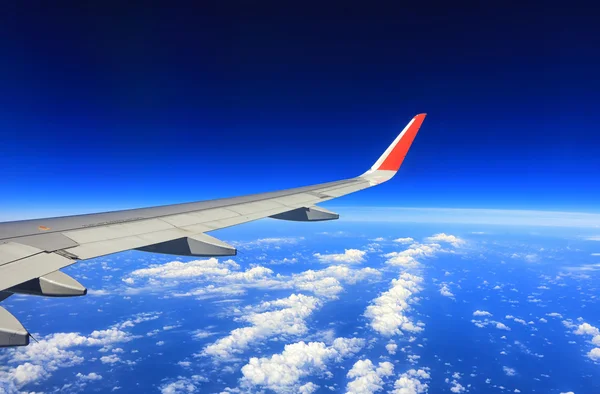 Vleugel van het vliegtuig op de wolk — Stockfoto
