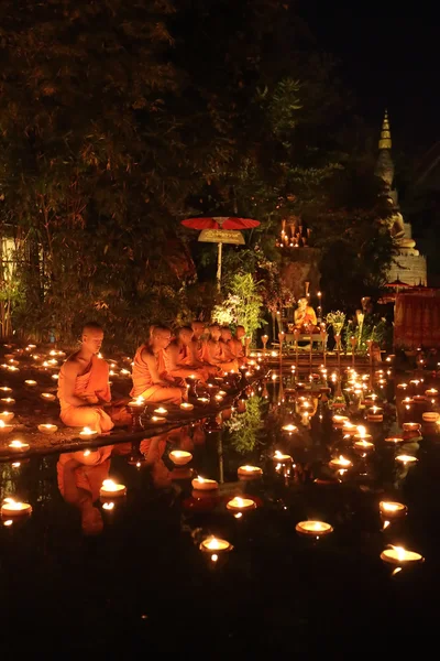 CHIANG MAI THAILAND-FEBBRAIO 14: Giornata del Vesak. Buddista tradizionale — Foto Stock